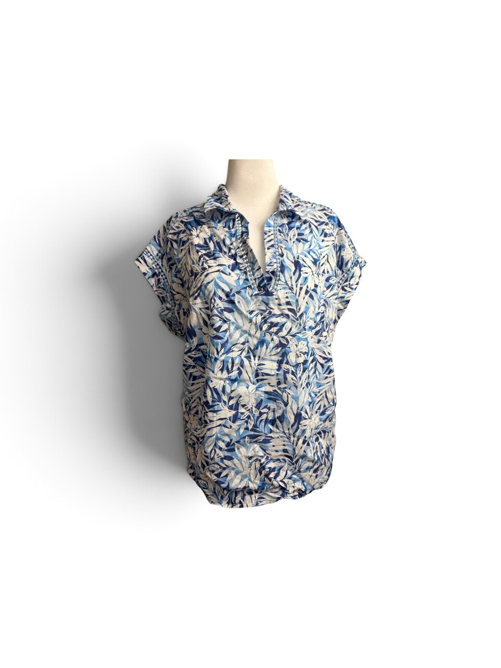 Nuco Blue and White Tropical Print Split-Neck Blouse size 1X